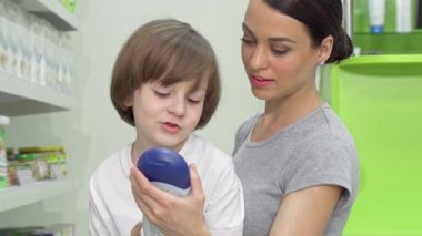 Eczanede onu sevimli oğlu için duş jeli seçerek güzel kadın