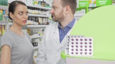 Erkek eczacı kabarcık onun kadın müşteri hapları sunan