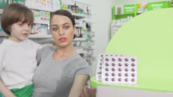 Belle femme faisant des emplettes de médicaments avec son petit fils — Video