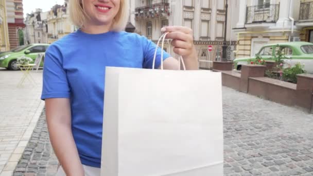 Foto dipotong dari kurir wanita memegang tas belanja dengan pembelian — Stok Video