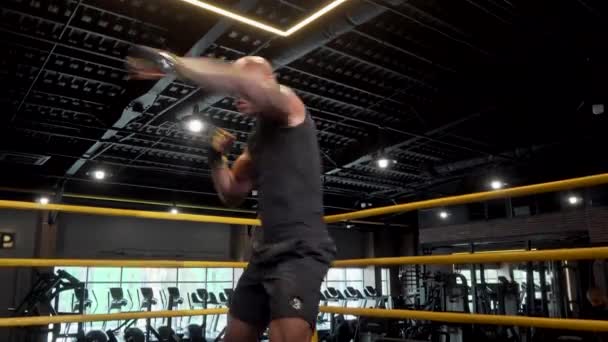 Afrikanischer Boxer im Schattenboxen im Fitnessstudio — Stockvideo