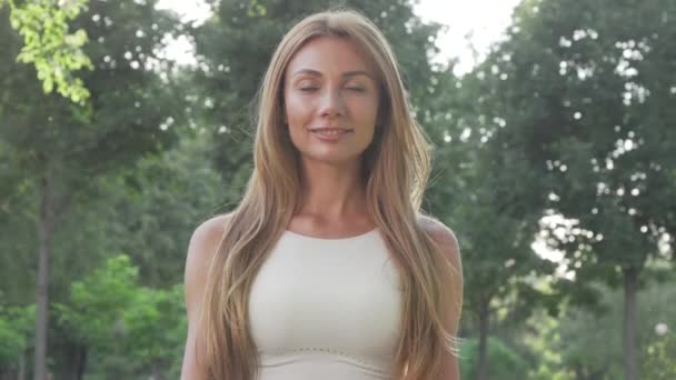 Gorgeous woman meditating outdoors in the park — Stock Video