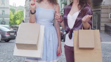 Şehirde açık havada el ele tutuşan tanınmayan kadınlar