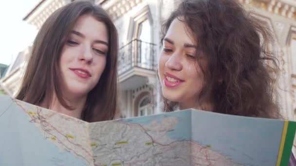 Bir harita kullanarak iki genç kadının kırpılmış çekim — Stok video