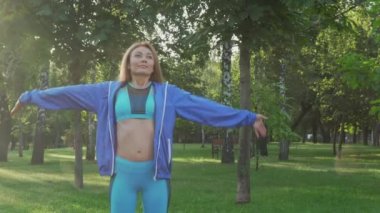 Muhteşem sporcu sabahları açık havada temiz hava soludu