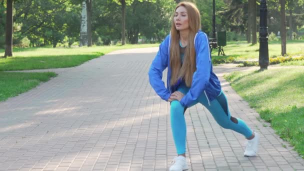 Mujer en forma encantadora haciendo ejercicio en el parque — Vídeos de Stock