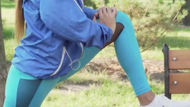 공원에서 운동하는 운동 여성의 자른 샷 — 비디오