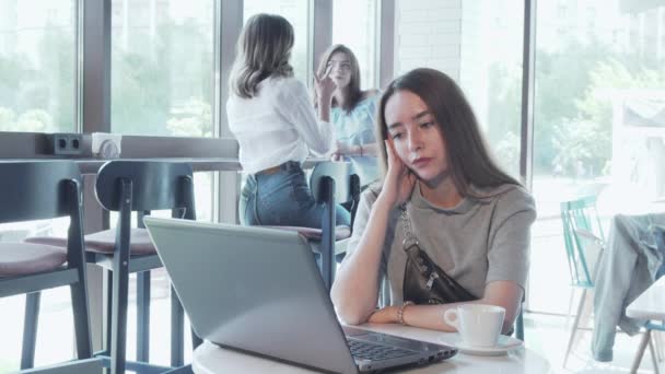 Молодая женщина напрягается во время работы над ноутбуком в кафе — стоковое видео