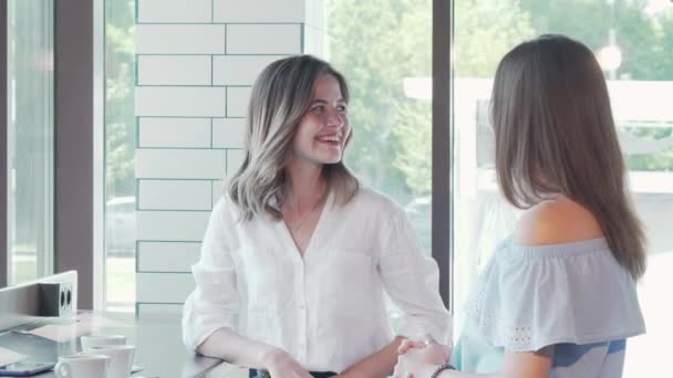 Hermosa mujer conociendo a sus amigas en la cafetería — Vídeos de Stock