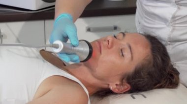 Olgun güzel kadın yüz rf-lifting tedavi oluyor