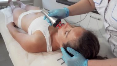 Profesyonel güzellik kadın müşteri rf-lifting yapıyor