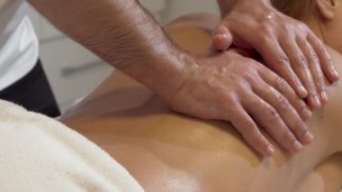 Spa merkezinde vücut masajı zevk güzel bir kadının sürgülü çekim