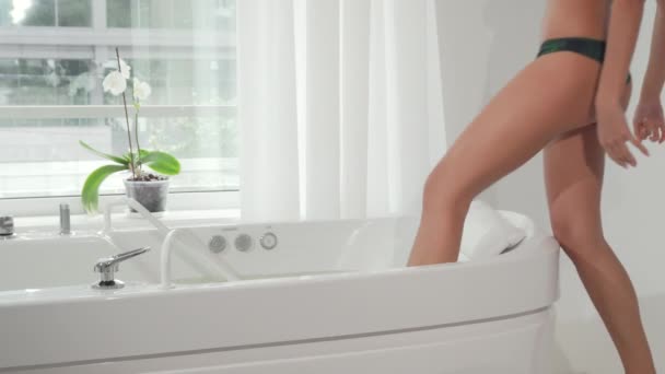 Impresionante mujer sexy entrar en bañera de hidromasaje en el centro de spa — Vídeos de Stock