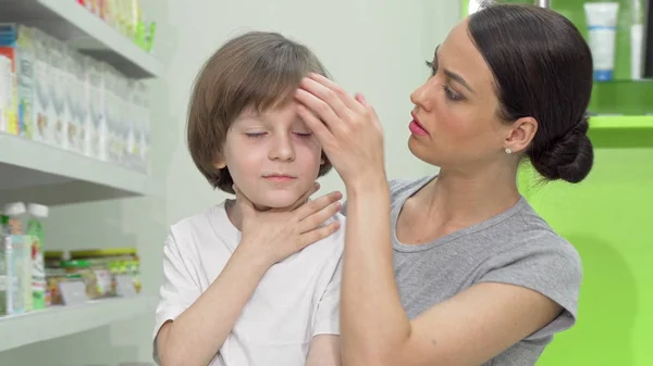 Mulher bonita olhando perturbado como seu pequeno filho tossir e ter febre — Fotografia de Stock