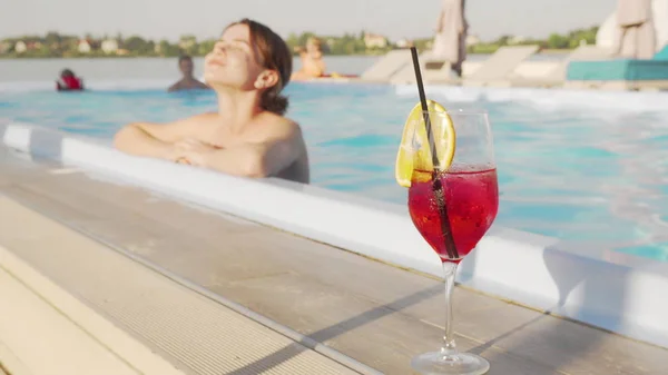 Feliz joven relajante después de nadar en la piscina al aire libre —  Fotos de Stock