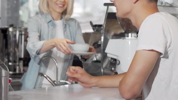 Plan recadré d'un homme prenant une tasse de café de barista femelle — Video