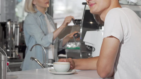 Обрезанный снимок мужчины, берущего чашку кофе у баристы — стоковое фото