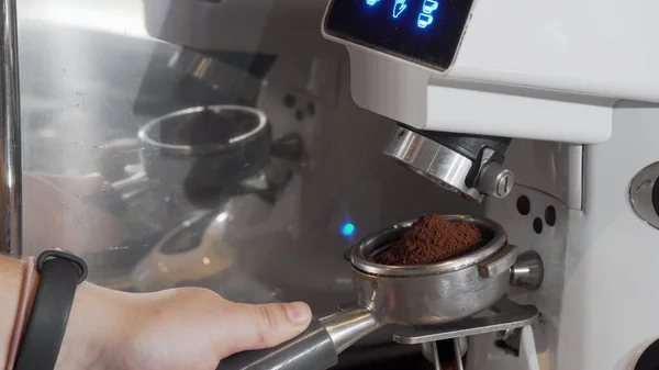 Foto recortada de un barista moliendo café en la máquina de café — Foto de Stock