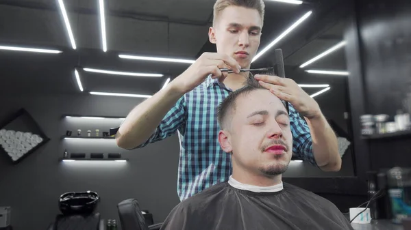 熟女男取得ヘアカットでザbarbershop — ストック写真