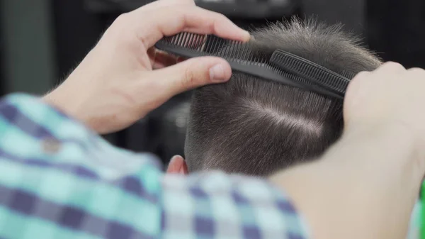 Plan recadré d'un coiffeur professionnel coupant les cheveux d'un homme — Photo