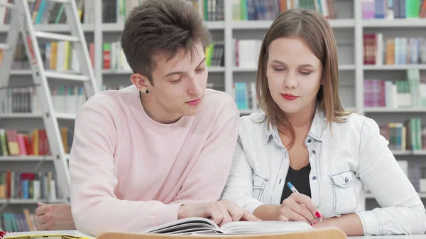 College-Paar lernt gemeinsam in der Bibliothek — Stockfoto