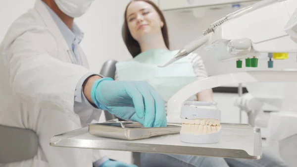 Dentista professionista che esamina i denti di una paziente donna — Foto Stock