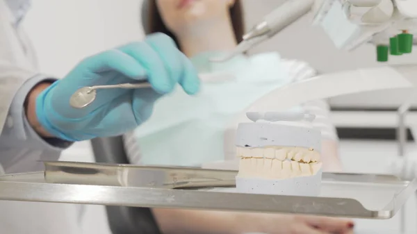 Gehakt schot van een tandheelkundige mal aan de medische hulpmiddelen tafel van een tandarts — Stockfoto