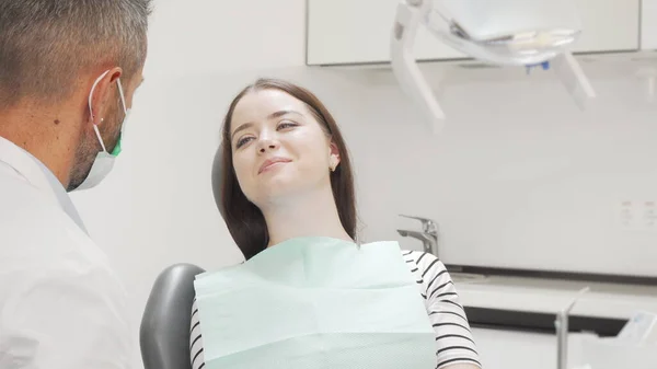 Jovem fazendo check-up dentário na clínica — Fotografia de Stock