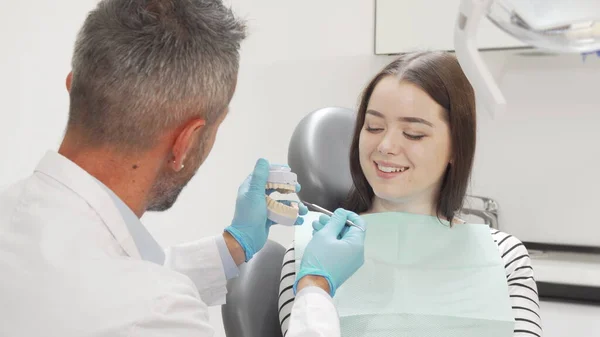 Paciente feminina atraente que visita o dentista — Fotografia de Stock