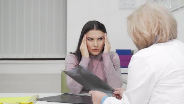 Jovem com terrível dor de cabeça visitante médico — Vídeo de Stock