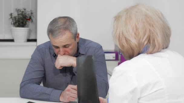 Homme mûr tousse au rendez-vous médical avec son médecin — Video