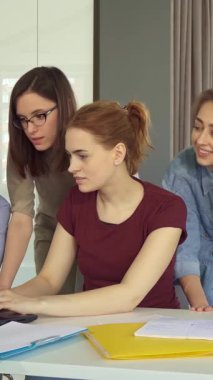 Beş genç profesyonelden oluşan canlı bir grup, parlak, güneşli bir ofis masasında tutkuyla işbirliği yapıyor. İki şık kadın, nişanlı kadın iş arkadaşlarıyla içgörülerini paylaşırken, üç yakışıklı beyaz erkek yenilikçi fikirler üreterek...