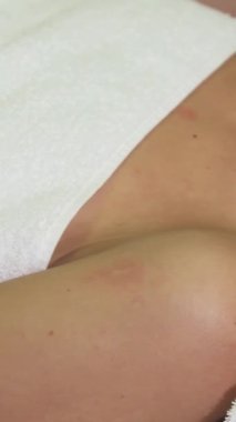 Kamera, o rahatlatıcı bir spa deneyimi yaşarken mutlu yüz ifadesini yakalayan sakin kızların üzerinde zarifçe süzülüyor. Uzun, dalgalı sarı saçları huzurlu hatlarını çerçevelerken yumuşak, sıcak aydınlatma ve pelüş havlusu