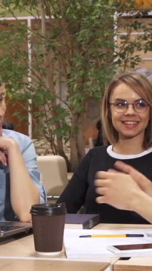 Canlı ve modern bir ofiste, karizmatik bir genç adam hareketli bir şekilde hareketlenirken aynı zamanda tutkulu bir şekilde iki kadın iş arkadaşına kavramları anlatıyor. Yeşilliklerle ve rahat bir atmosferle çevrelenmiş bir şekilde bir dizüstü bilgisayar ve kahve üzerinde işbirliği yapıyorlar.