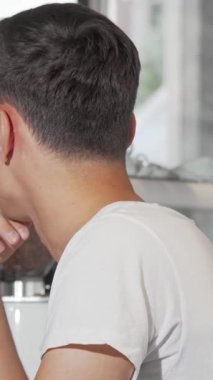 Neşeli bir adam, parlak bir gülümseme ile, samimi bir kafede arkadaş canlısı bir bayan baristadan dumanı tüten bir fincan kahve alır. Taze demlenmiş kahvenin aromasıyla dolu davetkar atmosfer, sabah ayinlerinin neşesini ve zevkini somutlaştırıyor.