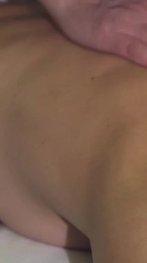 Kamera zarif bir şekilde kızların arkasından süzülüyor ve kadın bir masözün yeteneklerini ortaya çıkarıyor. Sihirlerini cildinde gösteriyorlar. Huzurlu yüzüne doğru kayarken, mutluluk dolu ifadesi huzur saçıyor, ve en büyük spa deneyimini somutlaştırıyor.