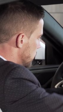 Zarif, sakallı bir işadamı lüks bir arabada oturuyor ve lüks bir galeride lüks iç mekanını keşfetmeye çalışıyor. Bu çarpıcı sahne, modern tasarımın benzersiz bir şekilde bir araya geldiği özel bir araç seçmenin heyecanını yakalıyor.