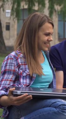 Neşeli dört Kafkasyalı öğrenciden oluşan canlı bir grup, güneşli bir kampüs bahçesinde kahkahalar ve fikirler paylaşıyor, güzel bir günün sıcaklığında güneşleniyorlar. Yakışıklı sarışın adam sarı klasörden renkli kağıtlar sergiliyor. Bu arada iki güzel kız...