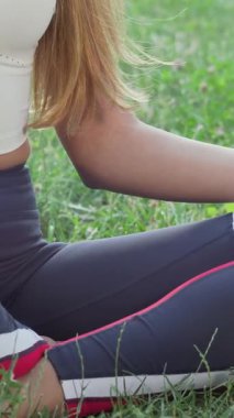 Bu huzurlu kesilmiş görüntü, yemyeşil çimenler üzerinde meditasyon yaparken huzur ve farkındalığı somutlaştıran Lotus Asana 'lı bir kadını gösteriyor. Sıcak güneş ışığıyla yıkanmış sakin açık hava manzarası, doğada ferahlatıcı bir dinginlik ve gençleşme anına davetiye çıkarıyor.