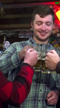 Işıl ışıl gülümseyen üç neşeli arkadaş renkli ışıklar ve kırsal dekorla çevrili canlı bir barda buzlu bardaklarını tokuştururlar. Neşeli atmosfer sıcaklık ve dostluk saçıyor, kahkahalar havayı dolduruyor, kutluyor.