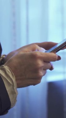 Yumuşak ışıkla yıkanan şık bir otel odasında, odaklanmış bir iş kadını zarif cep telefonuna dikkatlice yazı yazıyor, ekranda dans ederken cilalı tırnakları parıldıyor. Bileğindeki zarif kol saati entelektüellik katıyor.