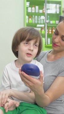 Annesiyle etkileşim halinde olan küçük tatlı bir çocuk mükemmel bir duş jeli bulmak için bir eczanenin canlı koridorlarını keşfediyor. Renkli kozmetik ürünleri ve sağlık ürünlerinden oluşan bir kaleydoskopla çevrili.