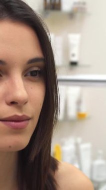 Büyüleyici genç beyaz bir kadın huzurlu bir spa ortamında zarif pozlar veriyor, kendine güven ve doğal güzellik yayıyor. Yumuşak bakışları ve nazik gülüşü huzur dolu bir atmosferi yansıtıyor. Refahın ve özgüvenin özünü mükemmel bir şekilde somutlaştırıyor.