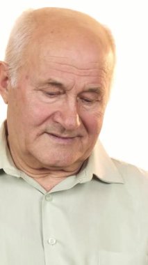 Gümüş saçlı neşeli yaşlı bir adam kameraya sevinçle bakıyor, gururla elinde bir çalar saat gösteriyor. Bu canlı görüntü, zaman yönetiminin ruhunu ve emekliliğin mutluluğunu, sıcaklığı ve pozitifliği temsil ediyor.