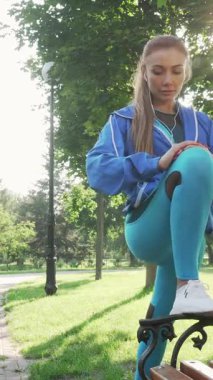 Göz kamaştırıcı bir atletik kadın bacağını yemyeşil ağaçların arasından süzülen sabah güneşiyle aydınlatılmış bir bankta geriyor. Bu canlı sahne onun spor yapmaya olan bağlılığını ve açık hava egzersizinin canlandırıcı ruhunu temsil ediyor.