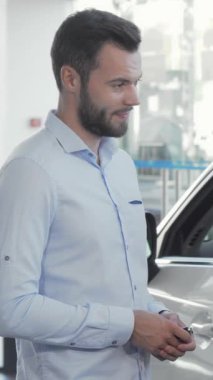 Işıl ışıl bir kadın kameraya neşe saçıyor. Kocasının yepyeni arabalarının şaşaalı ve modern iç mekanını keşfederken yaşadığı heyecanı yakalıyor. Bu iç açıcı sahne yeni başlangıçların, aşkın ve ortaklığın heyecanını temsil ediyor.