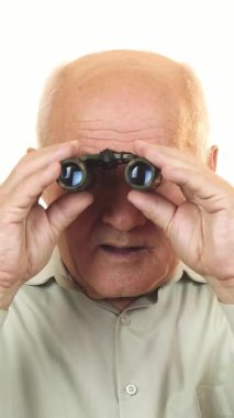 Yaşlı bir adam, gümüş saçı parıldıyor, dürbünle bakıyor, şaşkınlık dolu bir bakışla, merak ve macera ruhunu somutlaştırıyor. Sevinç ve heyecan dolu ifade dolu yüzü, izleyicileri heyecan verici bir yolculuğa davet ediyor.