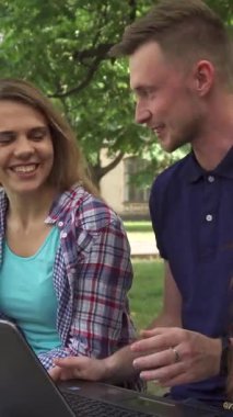 Üç neşeli Kafkasyalı öğrenci, yakışıklı sarışın bir adam ve iki güzel kız, yemyeşil kampüs parkında güneşli bir bankta otururken bir dizüstü bilgisayarla hevesle iş birliği yapıyorlar. Işıl ışıl gülüşleri ve hareketleriyle canlılık yaratır.