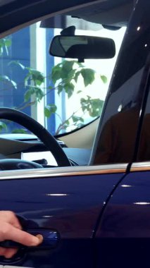 Keyifli bir son sınıf öğrencisi, bayilikte, neşe ve heyecan saçan şık, mor bir geçide yerleşiyor. Işıl ışıl bir gülümseme ile, bu Kafkas müşteri kamerayla meşgul, yemyeşil ve çağdaş bir sergi salonu ile çevrili