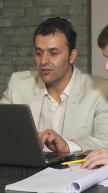 Karizmatik bir İspanyol işadamı genç iş arkadaşlarıyla coşkuyla iletişim kuruyor ve hareketli bir ofis toplantısında değerli görüşlerini paylaşıyor. Üçlü, canlı raporlar ve renkli çizelgelerle çevrili parlak bir dizüstü bilgisayarın etrafında iş birliği yapıyor.